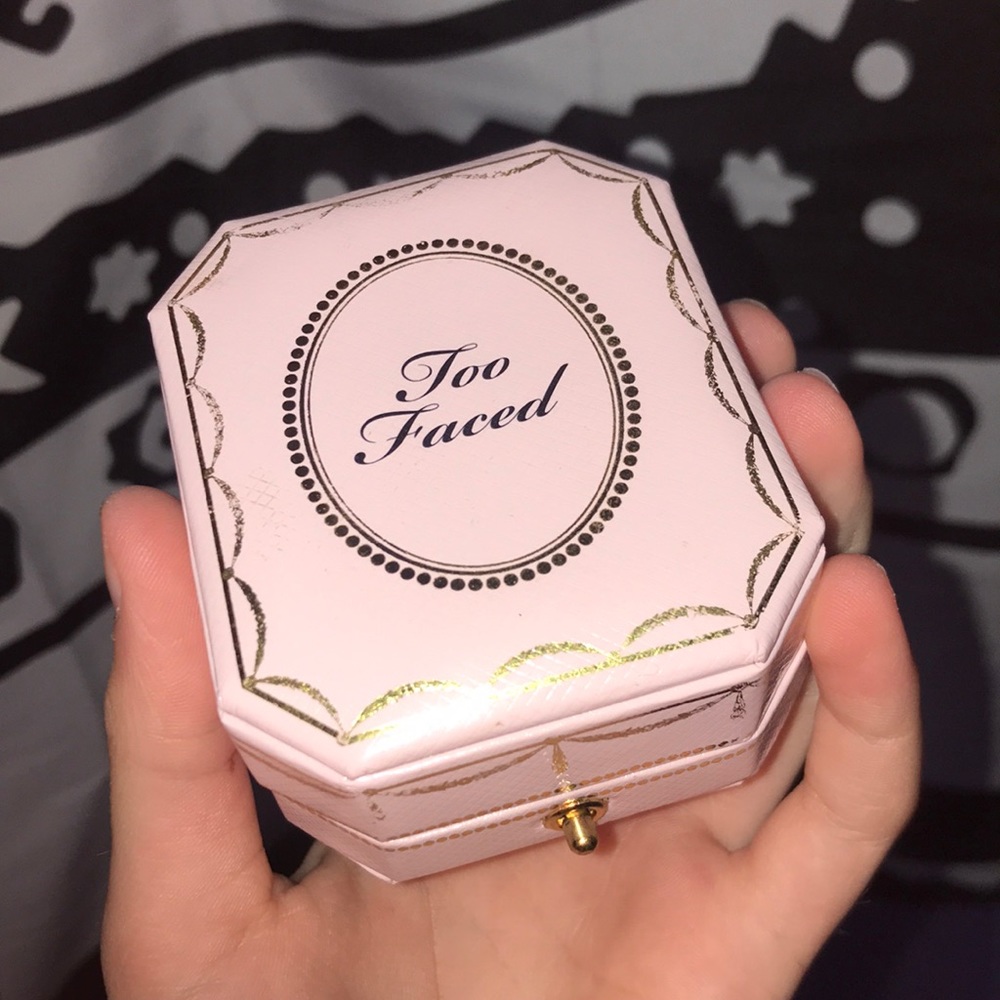Too Faced Diamond Highlight